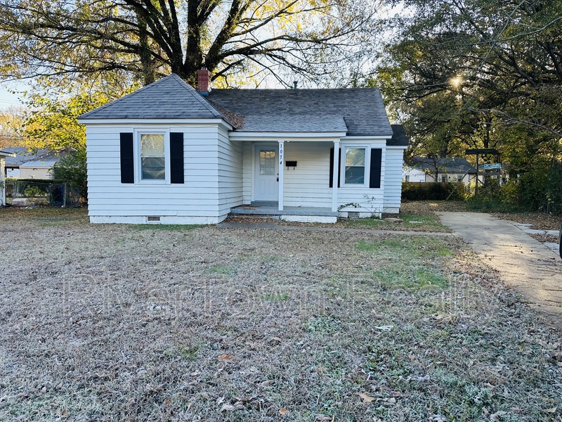 Memphis House: 1074 E Walthal Cir