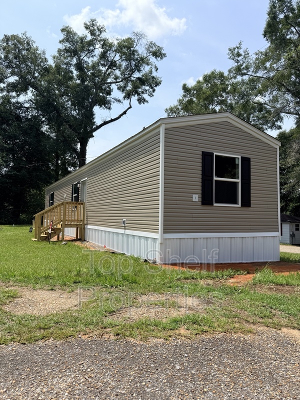 Daleville House: 74 Dilly Branch Road