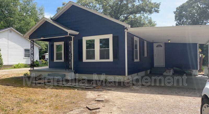 Henderson House: 1791 Hwy 39 South