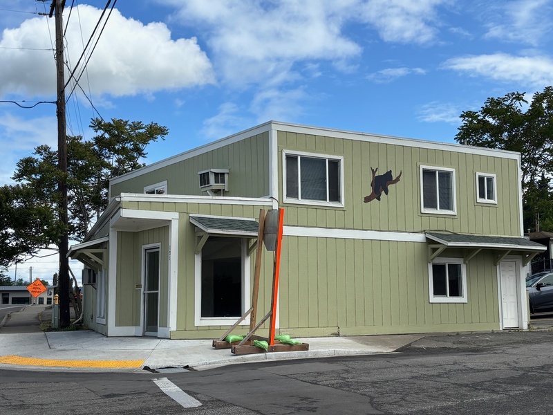 Winston House: 133 NE Main St