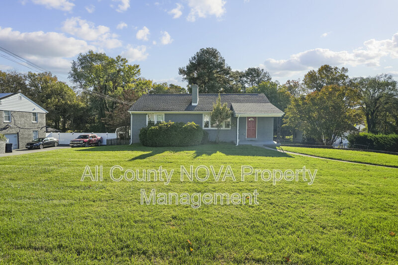 Temple Hills House: 4605 Henderson Rd