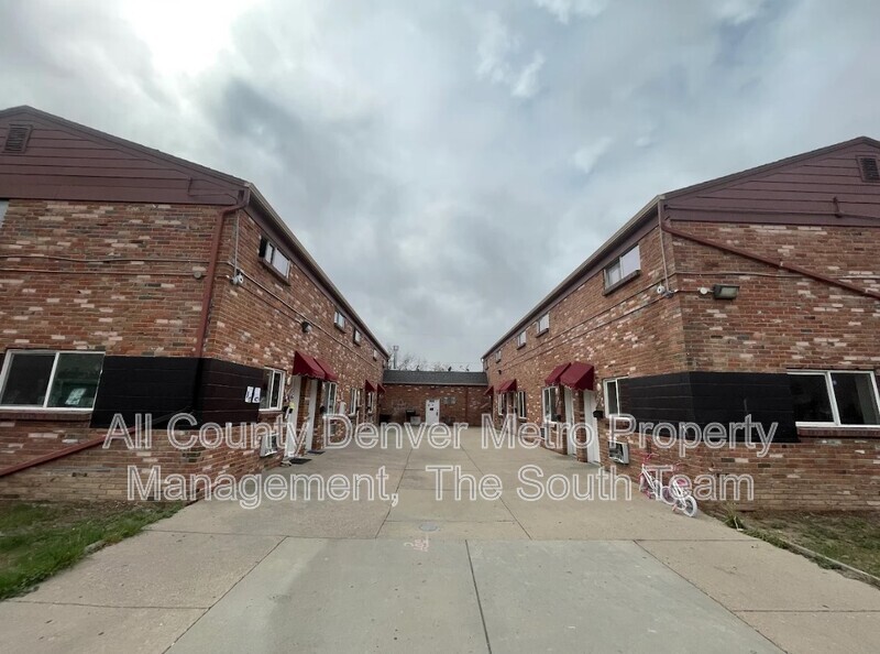 Aurora Condo: 1627 Alton St