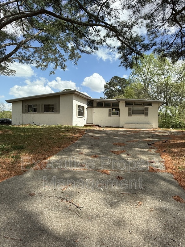 Midfield House: 913 Daniel Circle