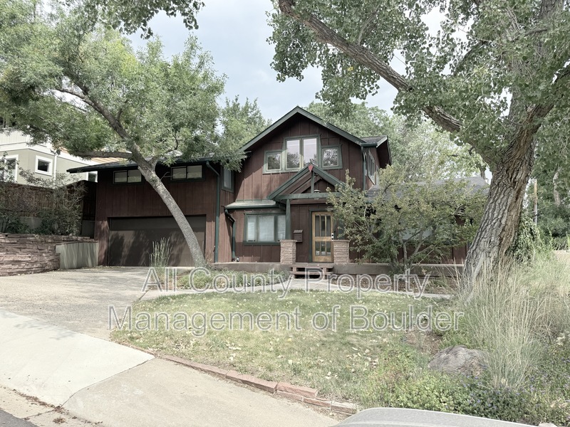 Boulder House: 315 Evergreen Ave