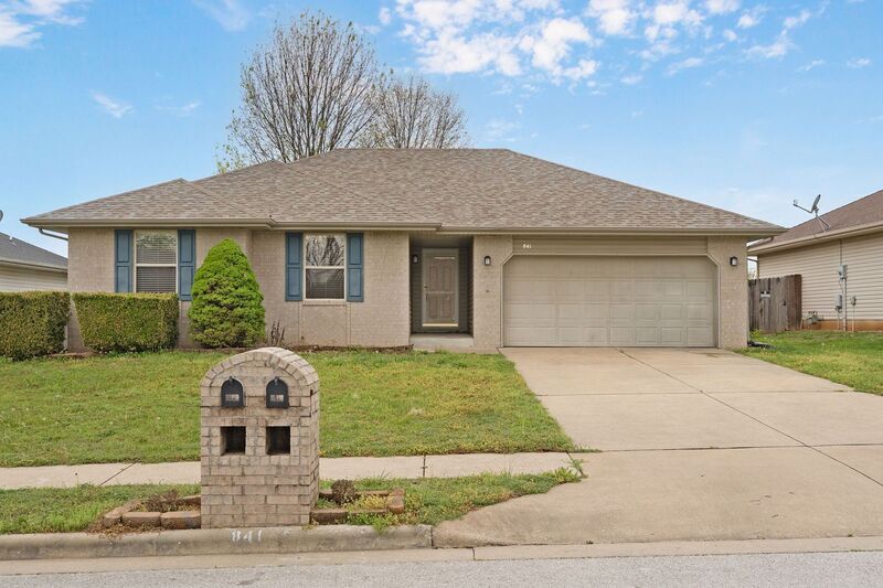 Springfield House: 841 S Hazelnut Avenue