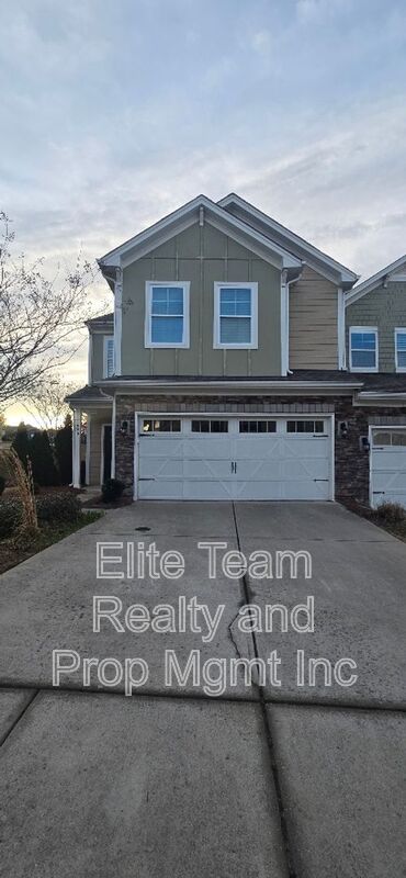 Lancaster Townhome: 990 Pennington Dr