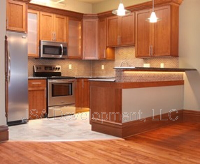 Waterloo House: 206 E. 4th ST