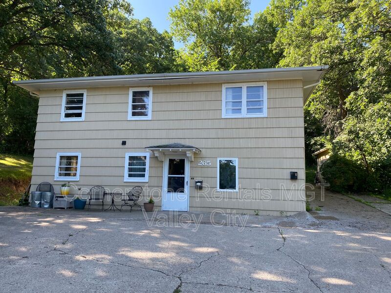 Valley City House: 265 Viking Dr