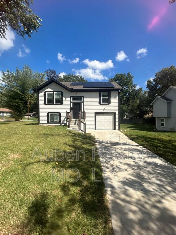 Raytown House: 6701 Ralston Ave