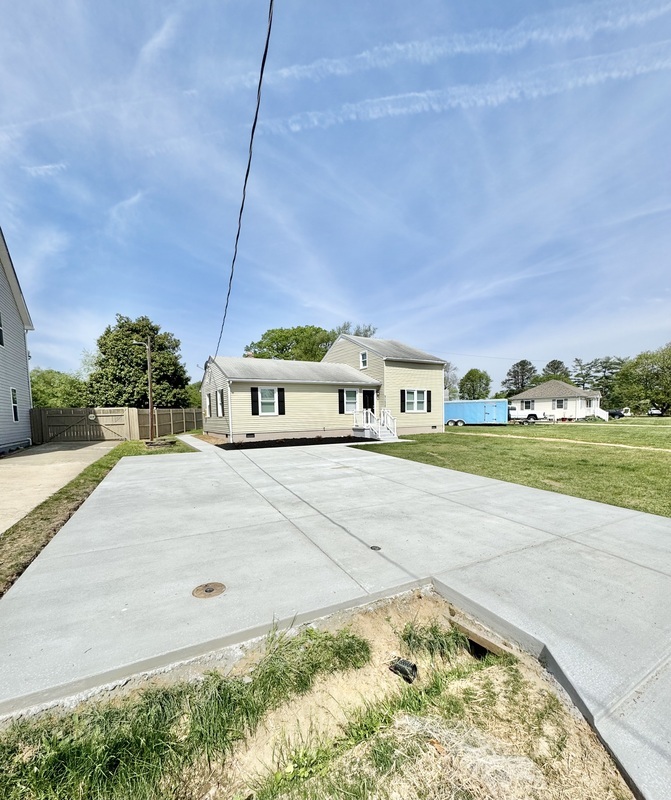 Fredericksburg House: 11918 Dogwood Ave