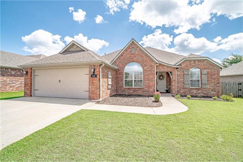 Bentonville House: 3101 Southwest Gumleaf Road