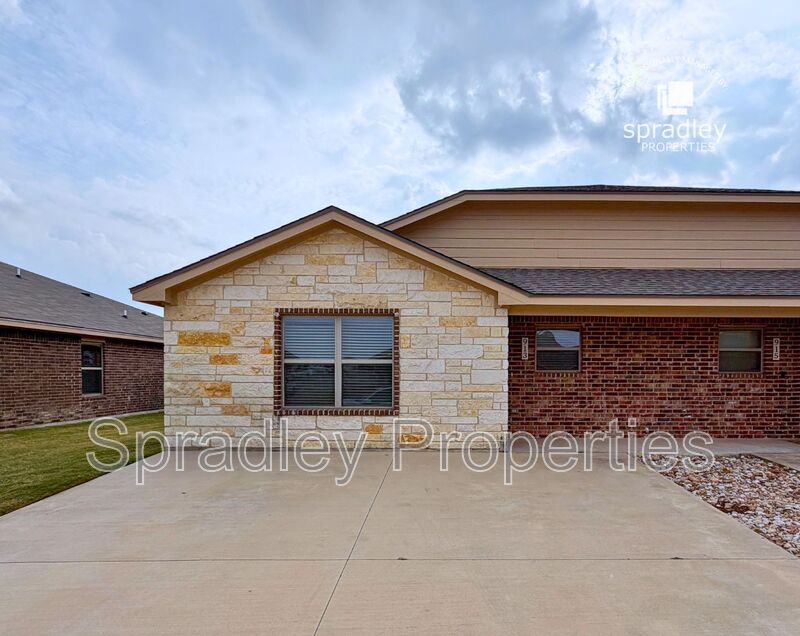 Belton Townhome: 913 Laila Ln