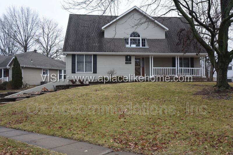 Blue Springs House: 1140 SW Huntington Dr