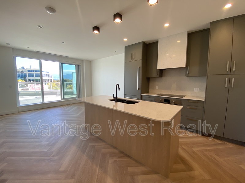Kelowna Condo: 309-3340 Lakeshore Road