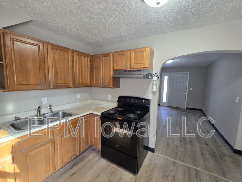 Waterloo House: 1123 North Barclay Street