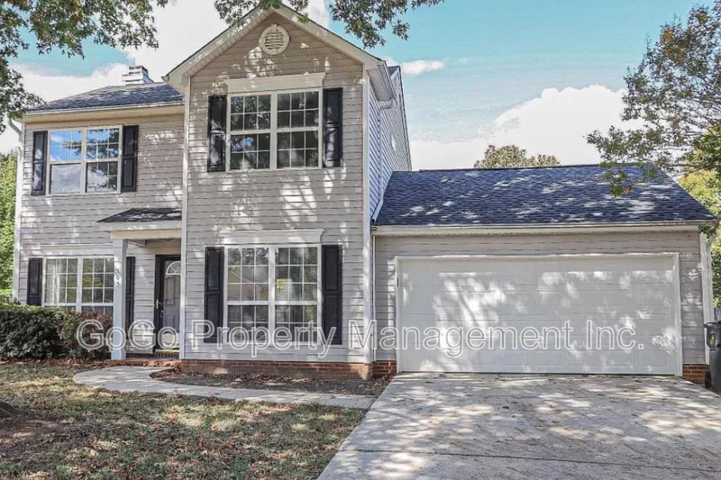 Simpsonville House: 105 Fairview Lake Way