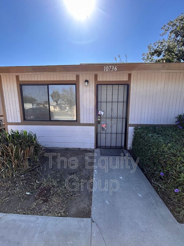 Armona House: 10736 Railroad Avenue