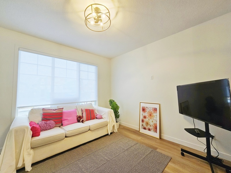 Edmonton House: 6339 King Wynd SW