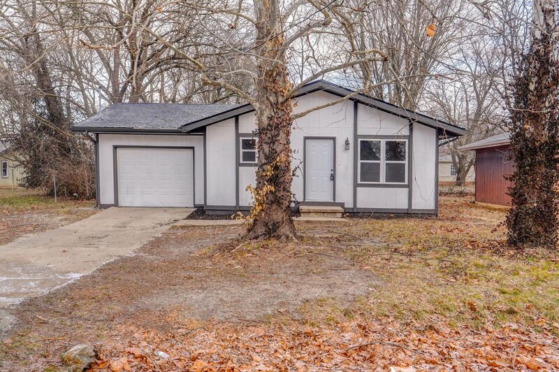 Springfield House: 2941 W Pacific