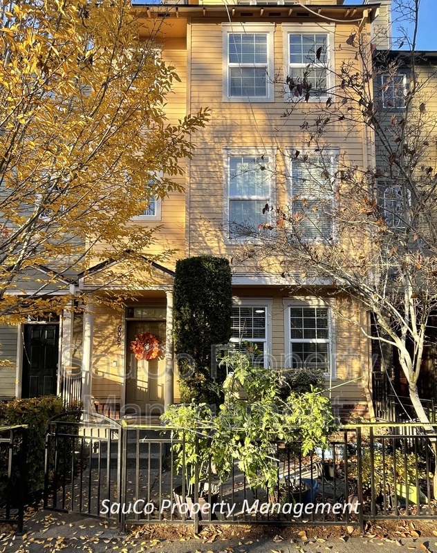 Hillsboro Townhome: 6007 Northeast Alder Street - 1