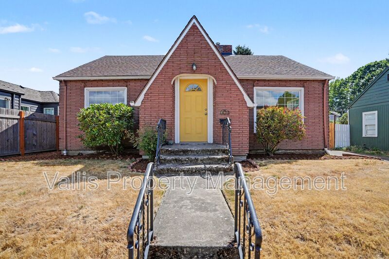 Salem House: 1470 Capitol Street NE
