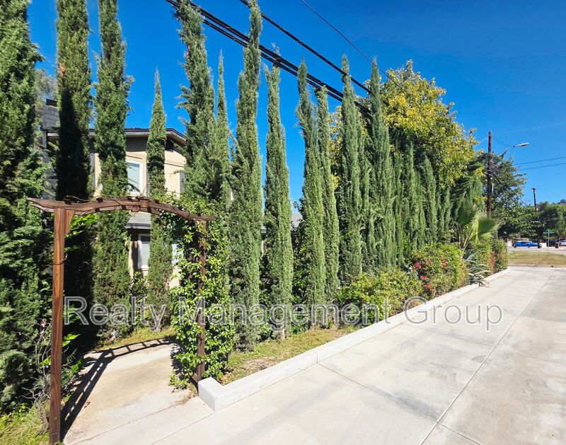 Lakeside House: 13512 Julian Ave