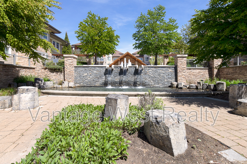 Kelowna Condo: 417-1089 Sunset Drive