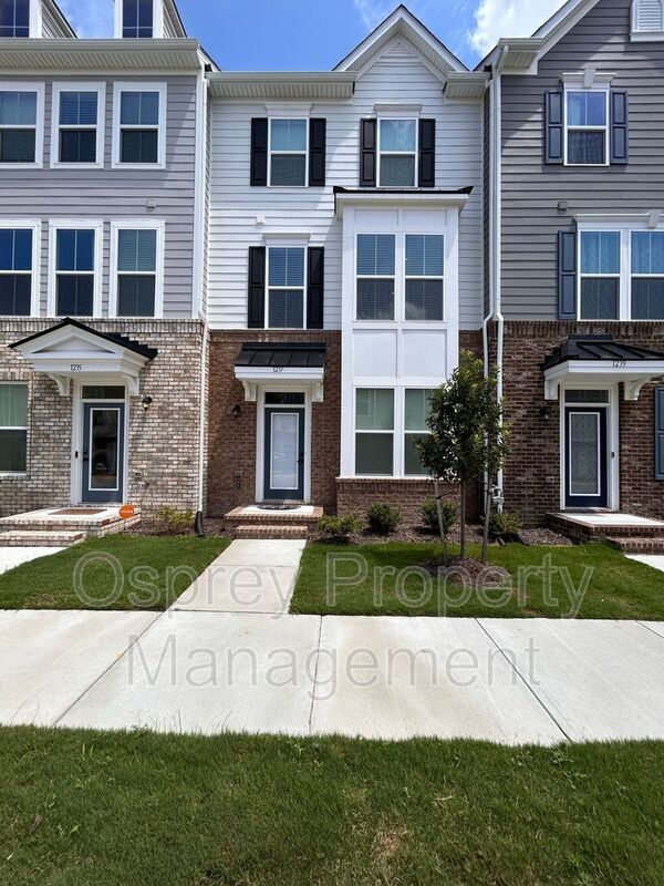Spacious 4-Bedroom Townhome with Garage & Prime Suffolk Location!