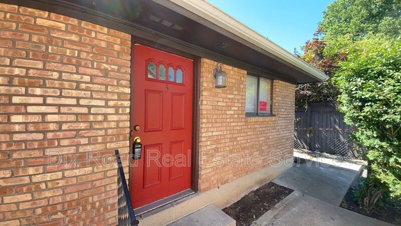 Middletown House: 5 Sutphin