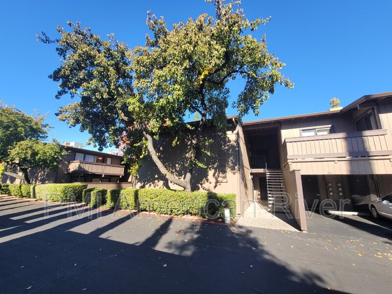 Sacramento House: 941 Fulton Ave