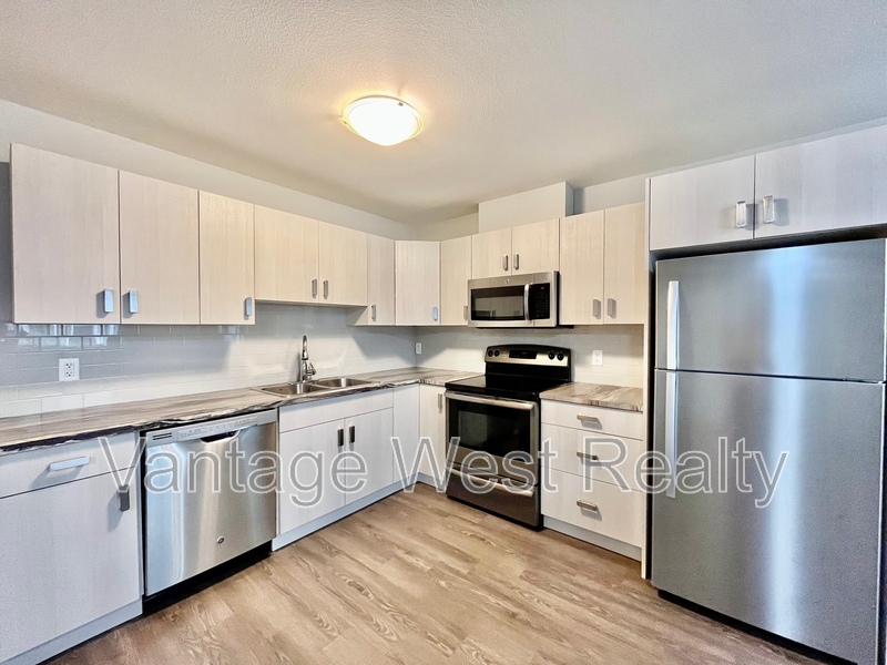 Kelowna House: 2-365 Academy Way