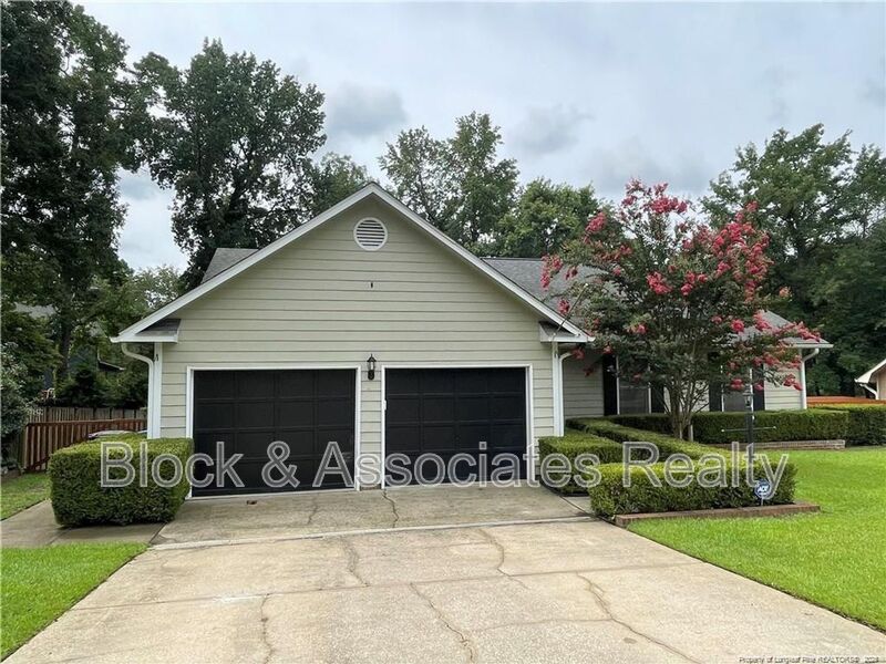 Fayetteville House: 673 Georgetown Circle