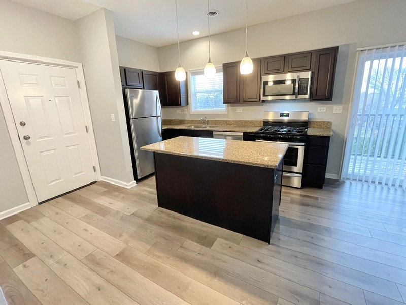 East Dundee Condo: 811 E Main St