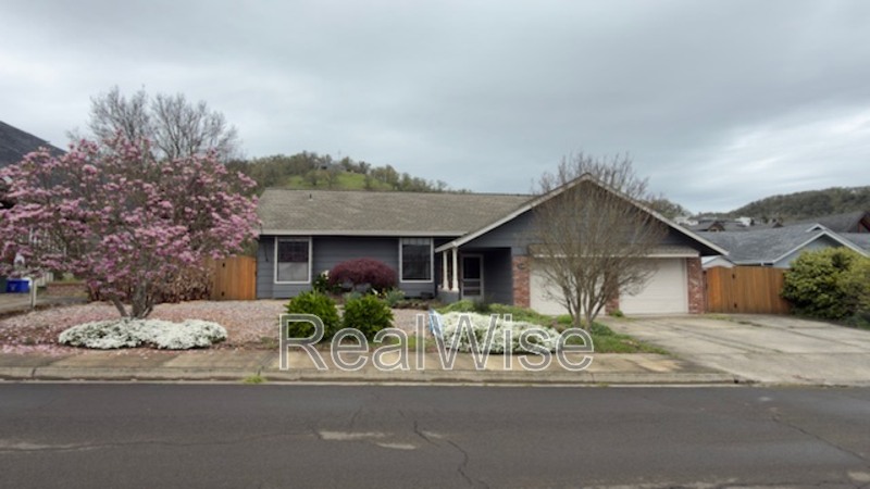 Roseburg House: 2240 NW Cabrillo Ct