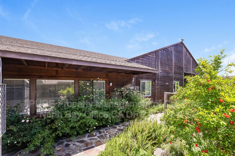 Sonoma House: 201 Meadowlark Ln