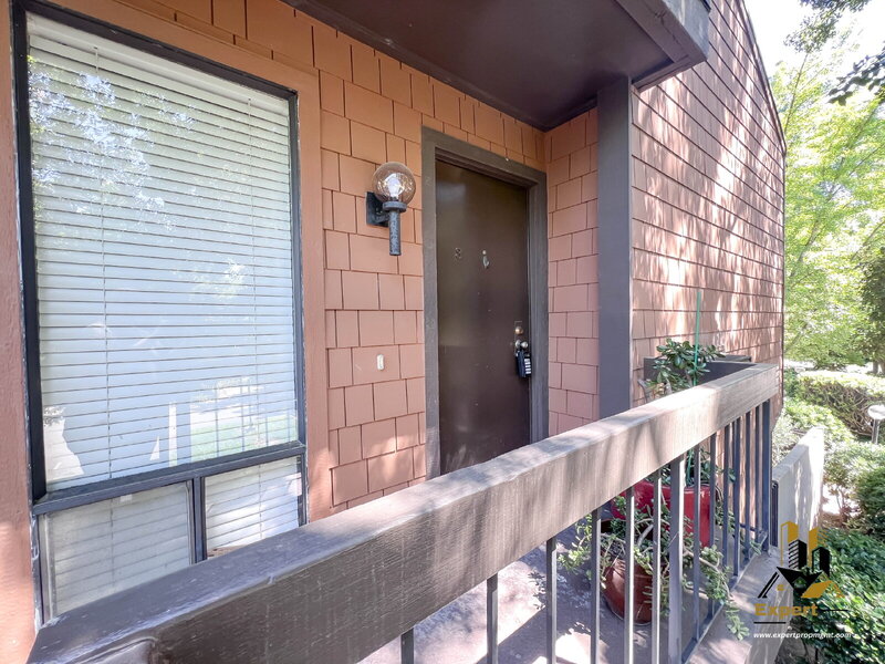 Sacramento Condo: 887 Woodside Ln E