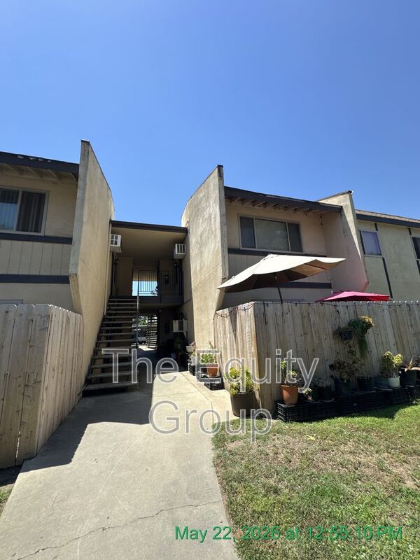 Visalia House: 1432 West Elowin Ave