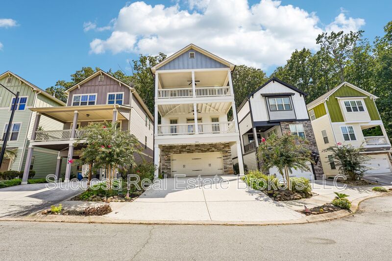 Kennesaw House: 1231 Ridenour Lane Kennesaw