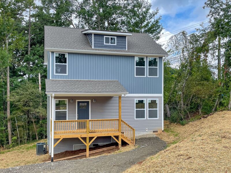 Weaverville House: 5 Lofty View