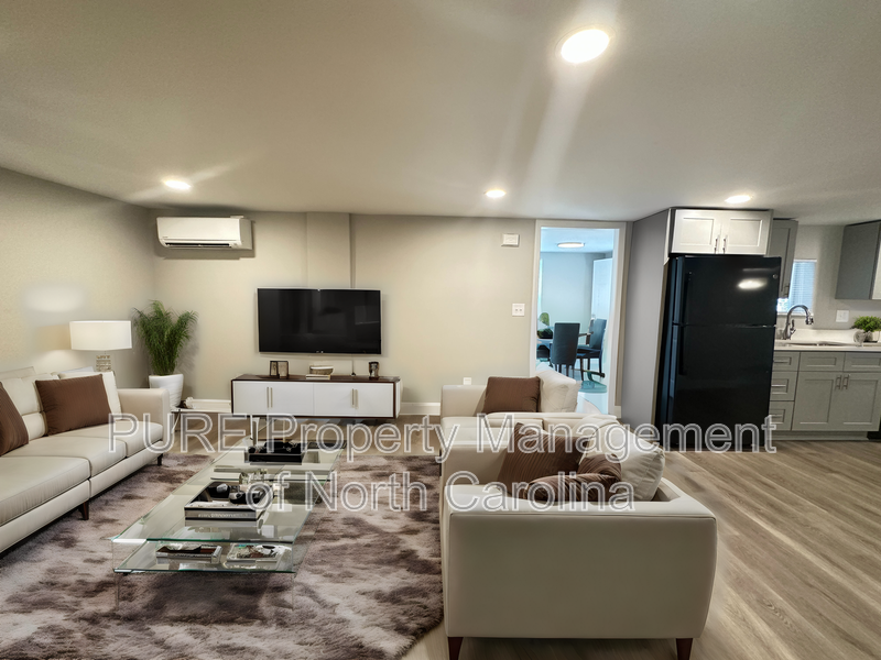 Salisbury House: 3345 E Ridge Rd