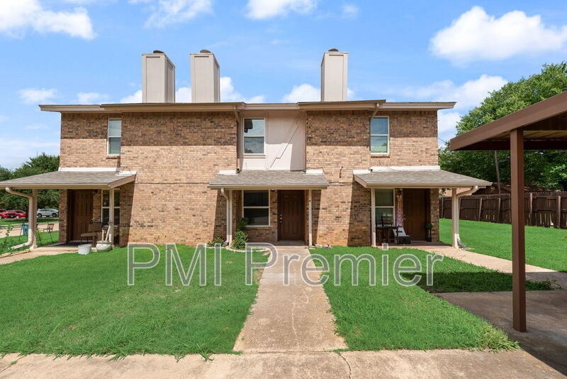 Grapevine Townhome: 105 Wildwood Ct