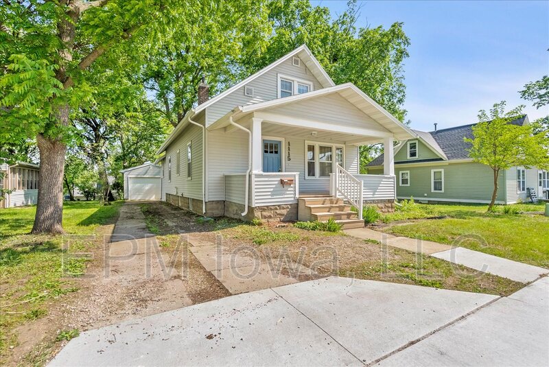 Cedar Falls House: 1115 West 1st Street