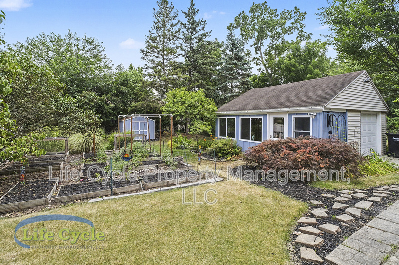 Wyoming House: 2052 Collingwood Avenue Southwest