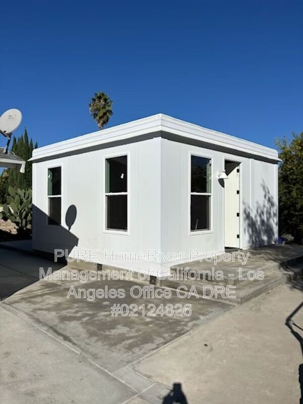 Los Angeles House: 1135 E 67th St Adu