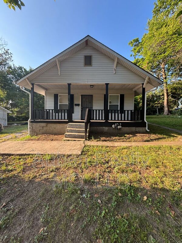 Kansas City House: 2015 E 81st St