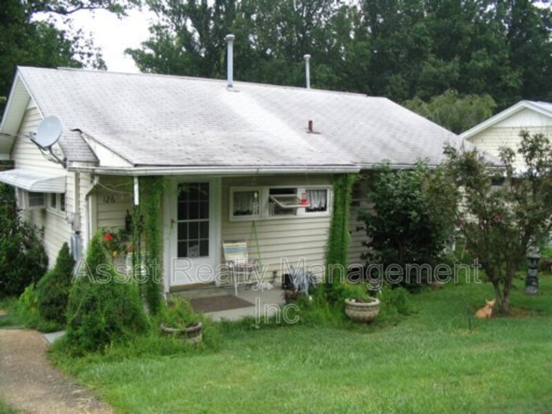 Oak Ridge House: 126 Wellington Circle