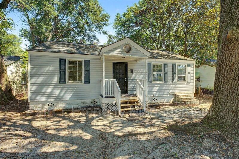 Savannah House: 1936 New Mexico St