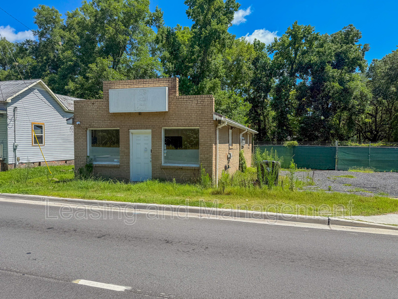 Summerville House: 839 W Richardson Avenue