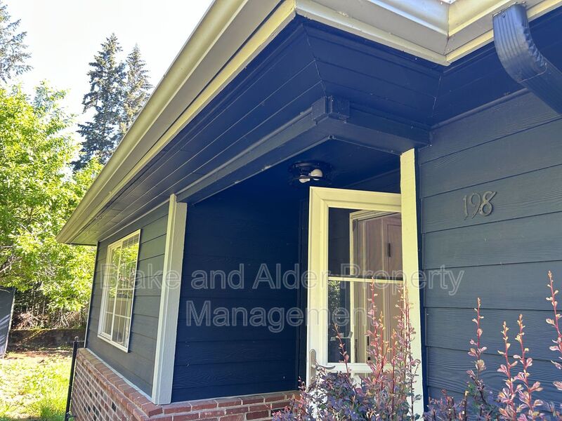 Portland House: 198 NE 157th Ave