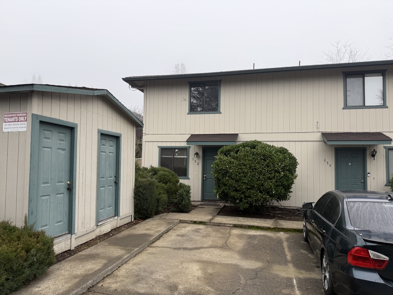 Grants Pass Townhome: 152 Southridge Way